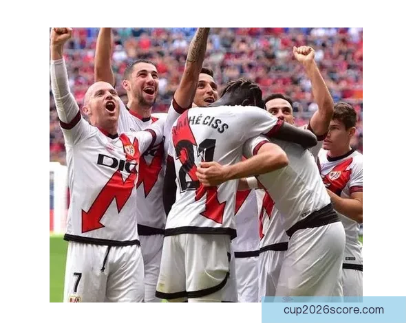 德累斯顿与赫塔球迷互掷烟火致比赛中断20分钟双方冲突引发赛场混乱