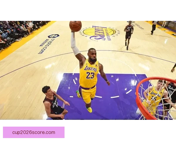 詹姆斯昨日惊艳劈扣起跳三点二米入网时速近五十公里