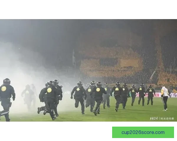 德累斯顿与赫塔球迷互掷烟火致比赛中断20分钟双方冲突引发赛场混乱