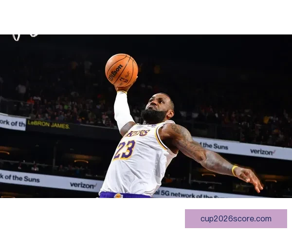 詹姆斯昨日惊艳劈扣起跳三点二米入网时速近五十公里